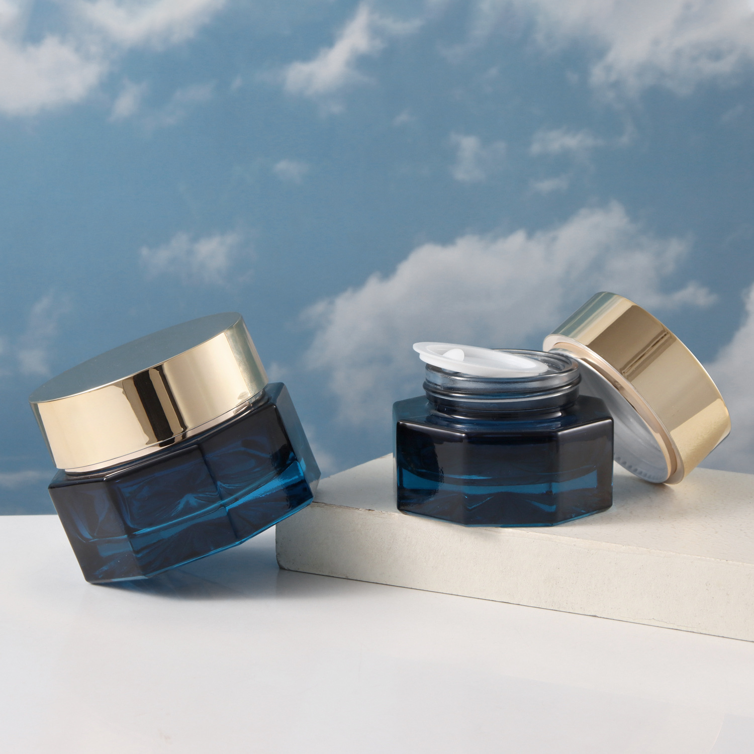 Starlight Octagon Series 30g / 50g glass cream jars by SheenPackaging – available in blue-black and coffee gradient finishes with gold or black caps. Ideal for ...